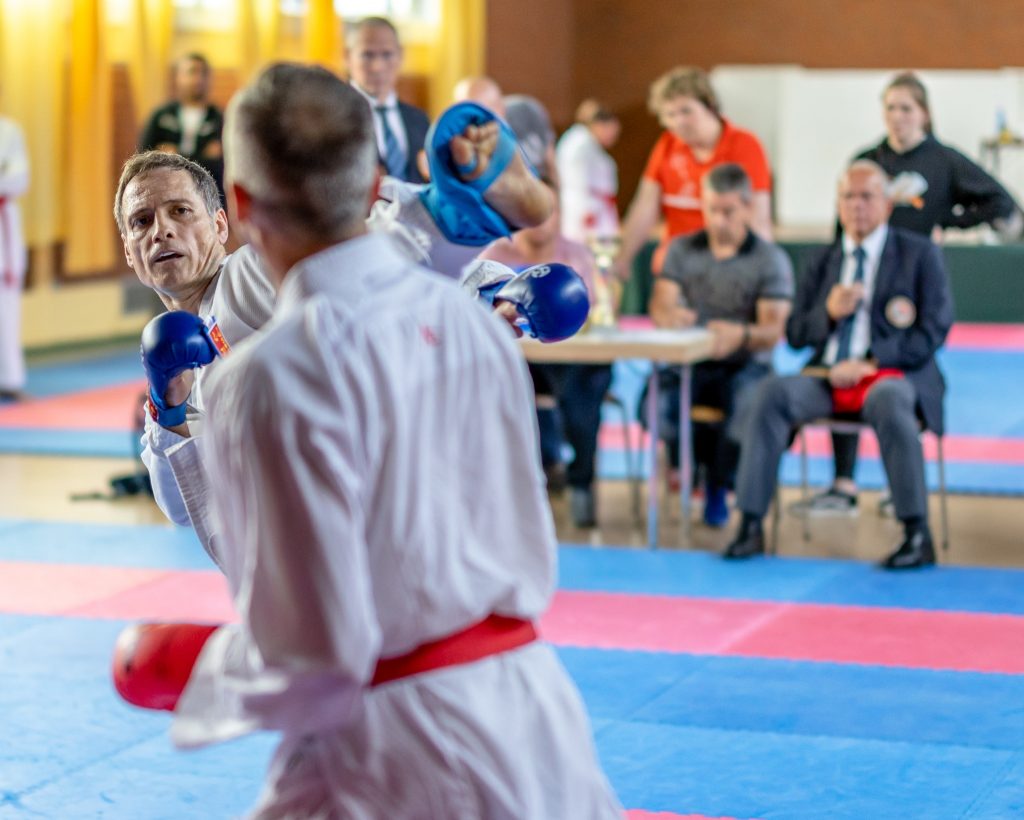 Ingo mit Mawashi-Geri im Finalkampf der Karate NRW Landesmeisterschaft der Masterklasse.